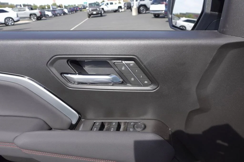 2025 Chevrolet Colorado Z71 - Photo 12