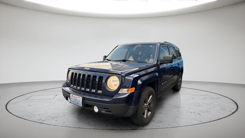Used 2015 Blue Jeep Latitude image 2