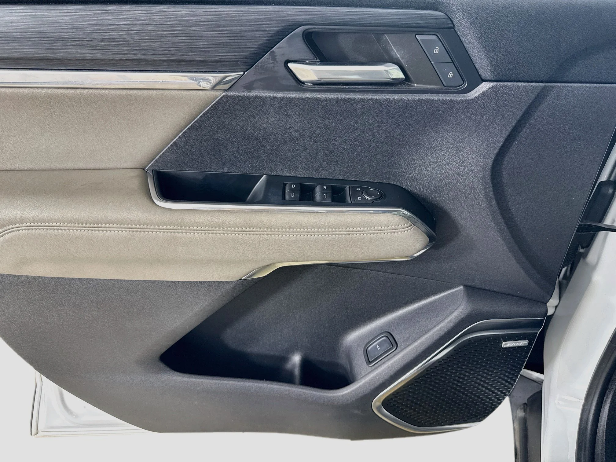 Used 2024 Summit White GMC Elevation image 20