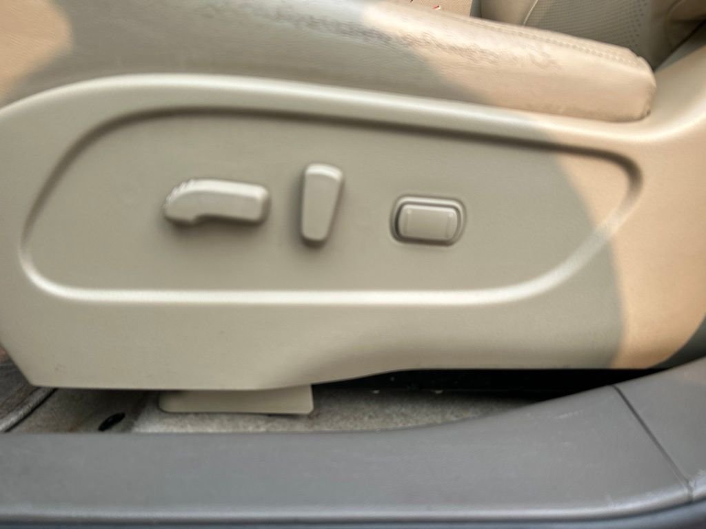 Used 2011 Red Nissan SL image 16
