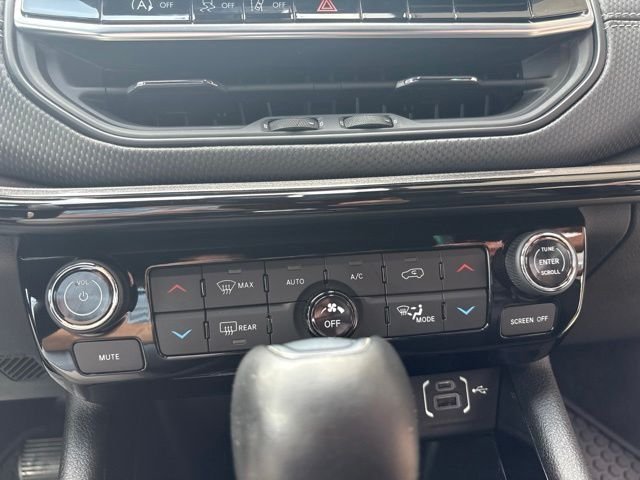 Used 2023 Silver Jeep Latitude image 13