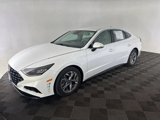 Used 2023 White Hyundai SEL image 1