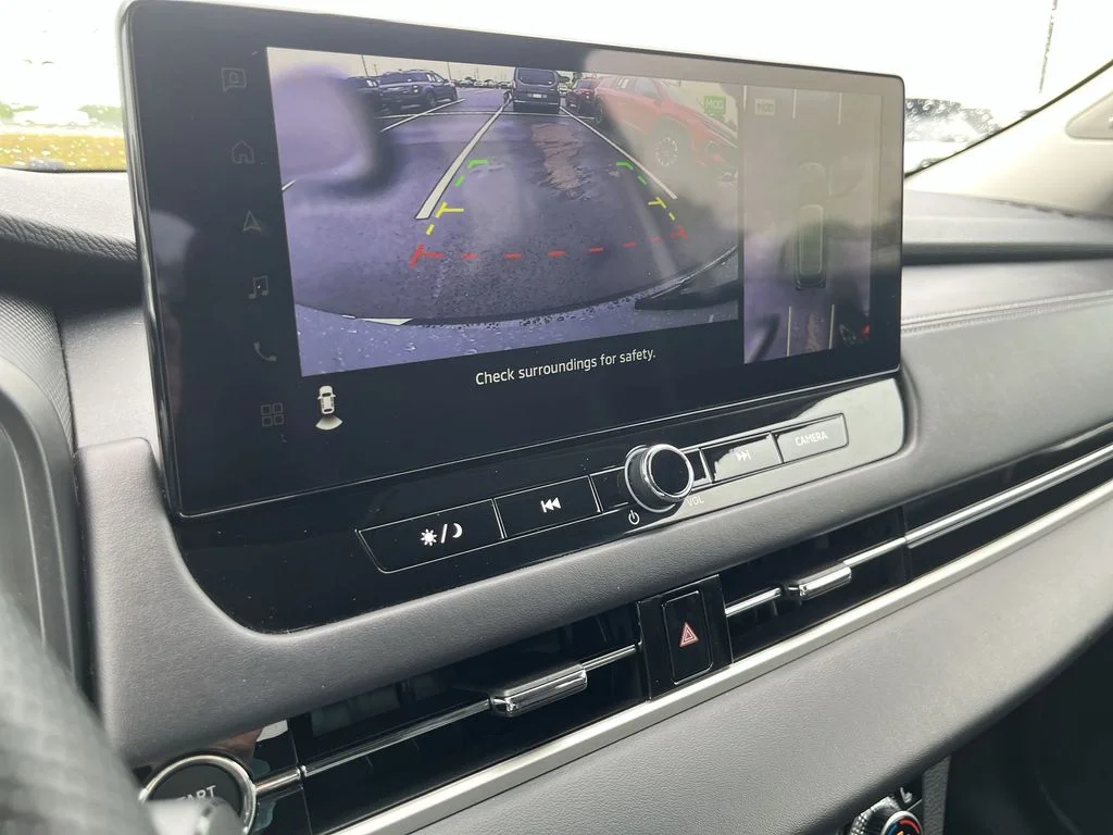 Used 2025 Silver Mitsubishi SE image 17