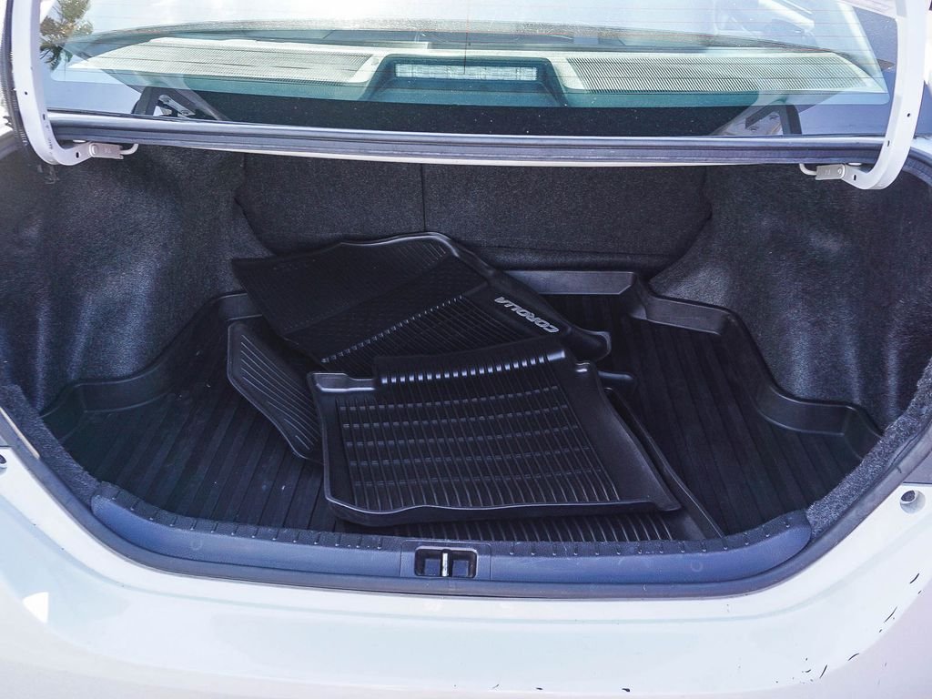 Used 2018 White Toyota SE image 24