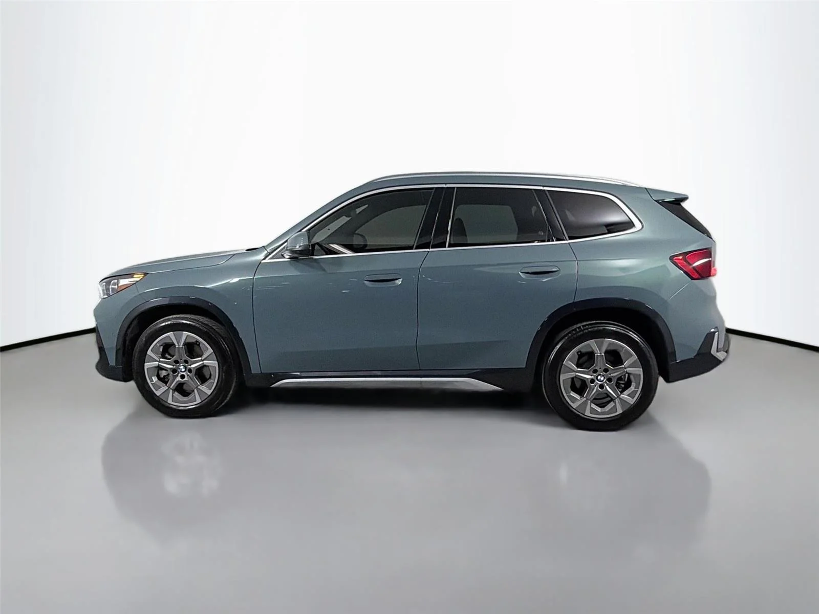 Used 2026 Cape York Green Metallic BMW xDrive28i image 8