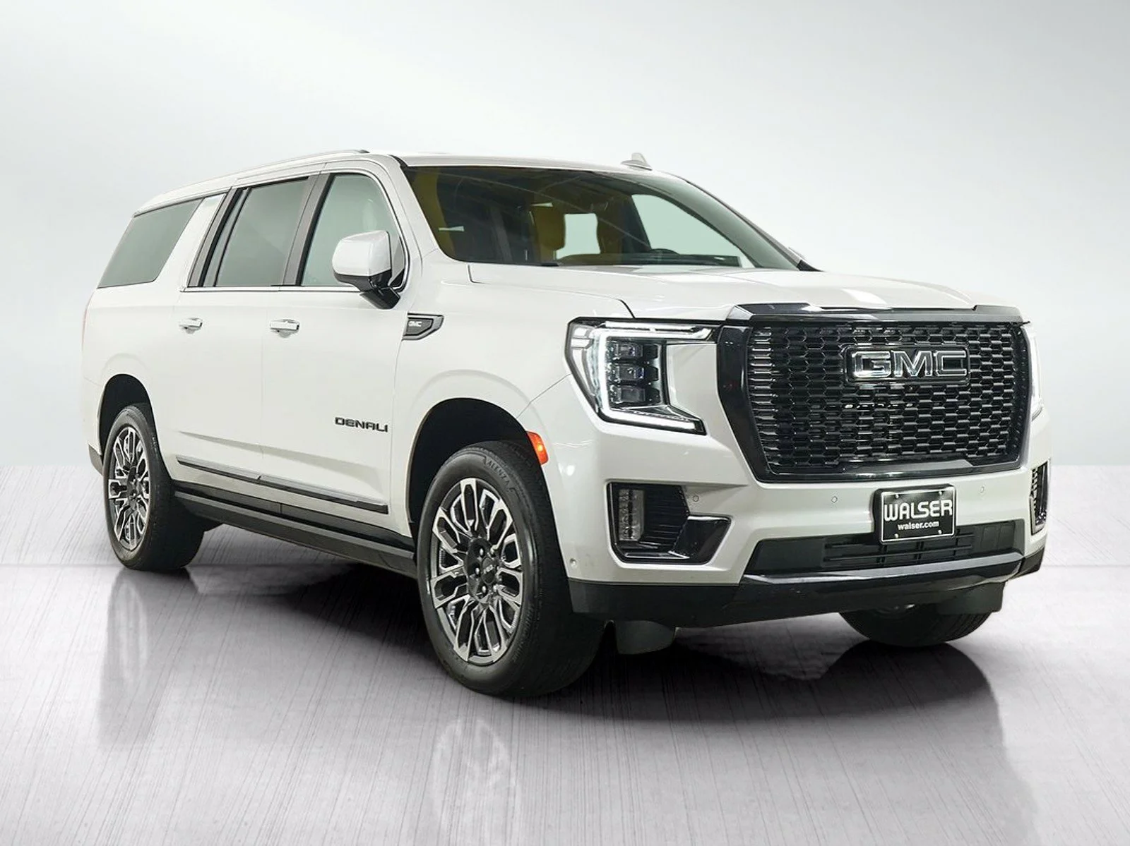 Used 2023 White Frost Tricoat GMC Denali Ultimate image 7