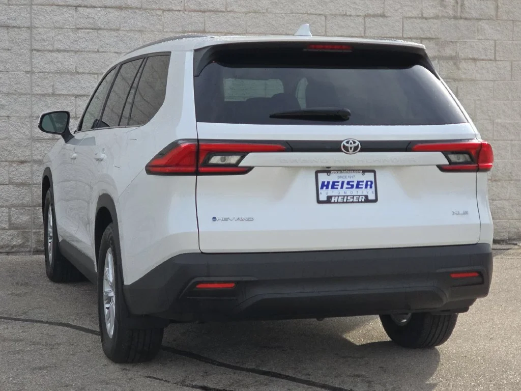 Used 2024  Toyota XLE image 11