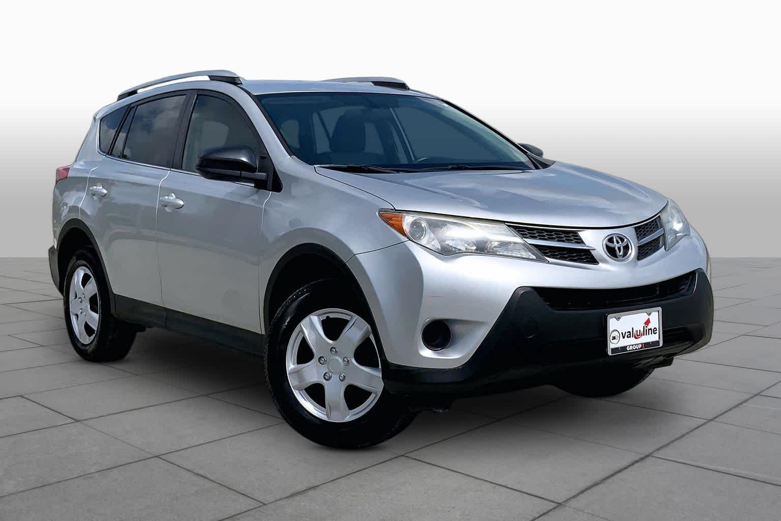 Used 2015 Classic Silver Metallic Toyota LE image 3