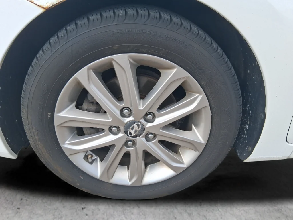 Used 2015 White Hyundai SE image 34