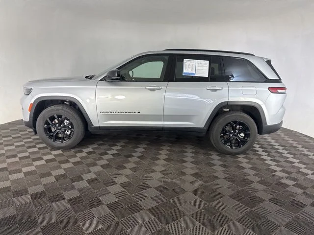 Used 2025 Silver Jeep Altitude image 10
