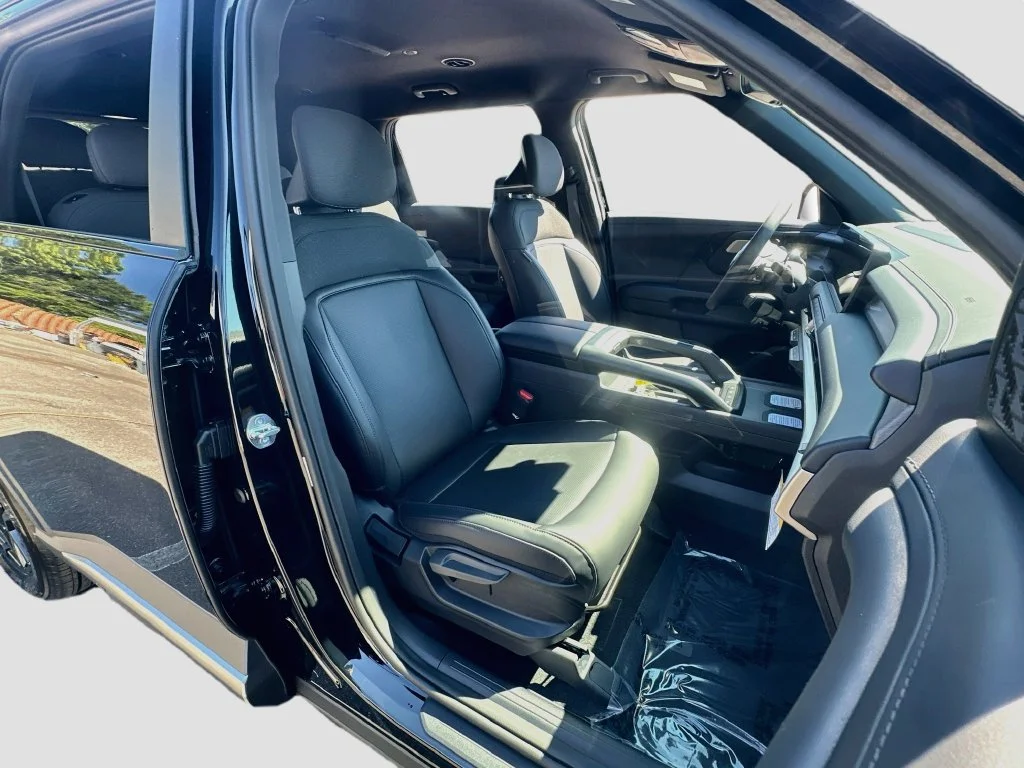 New 2027 Ebony Black Kia LX image 28