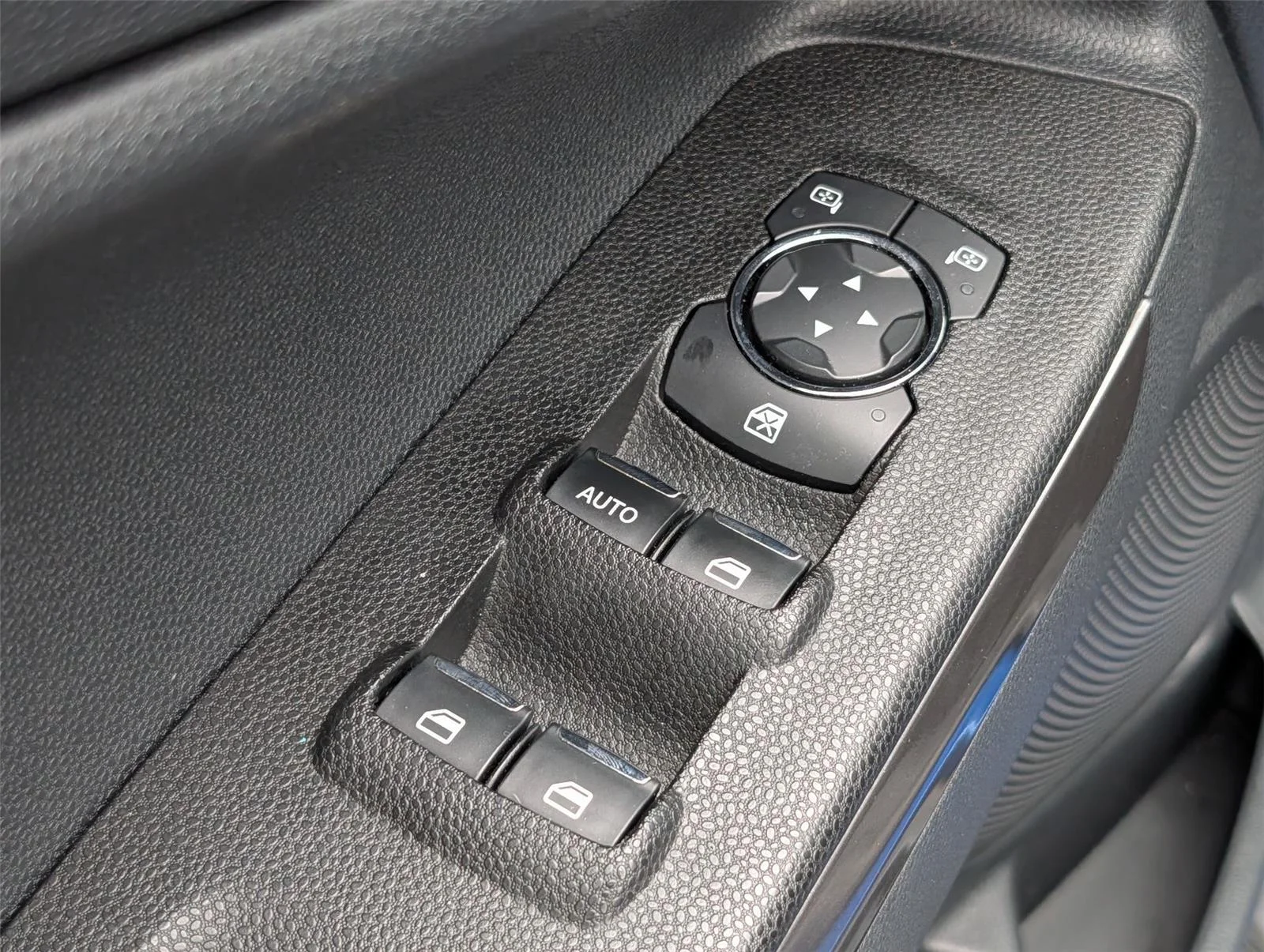 Used 2021 Lightning Blue Ford SE image 15