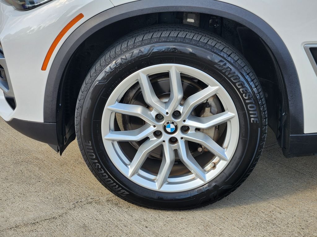 Used 2019 White Metallic BMW xDrive40i image 10