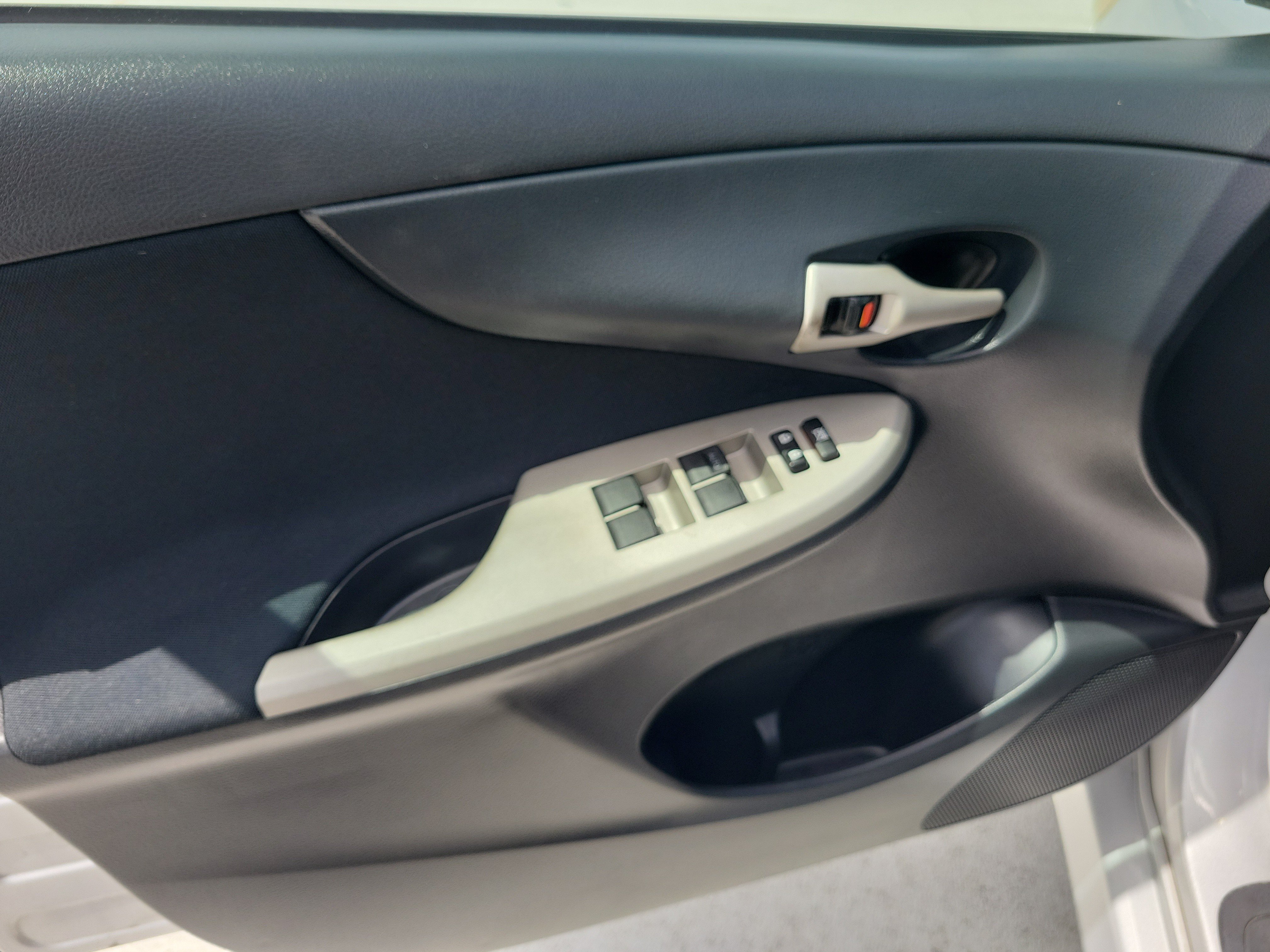 Used 2010 Silver Toyota S image 19