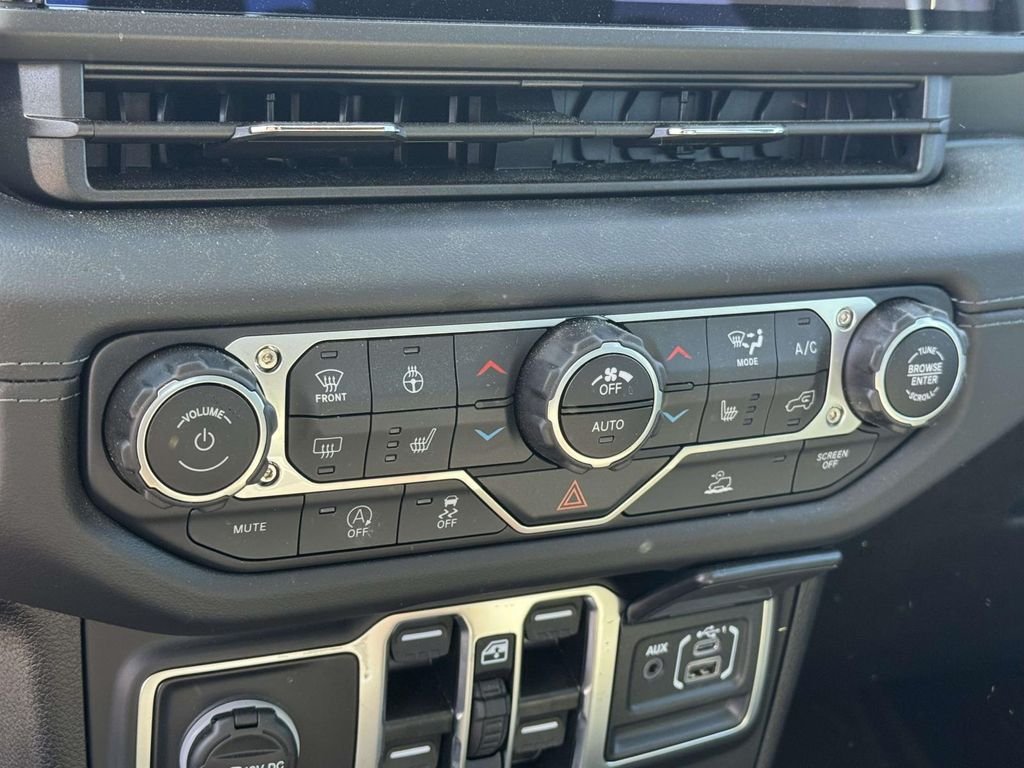 Used 2025 White Jeep Mojave image 19