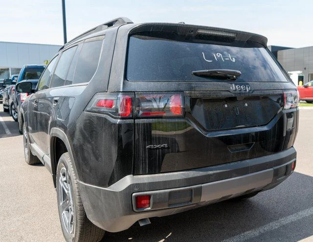 New 2026 Diamond Black Crystal Pearl-Coat Exterior Paint Jeep Limited image 7