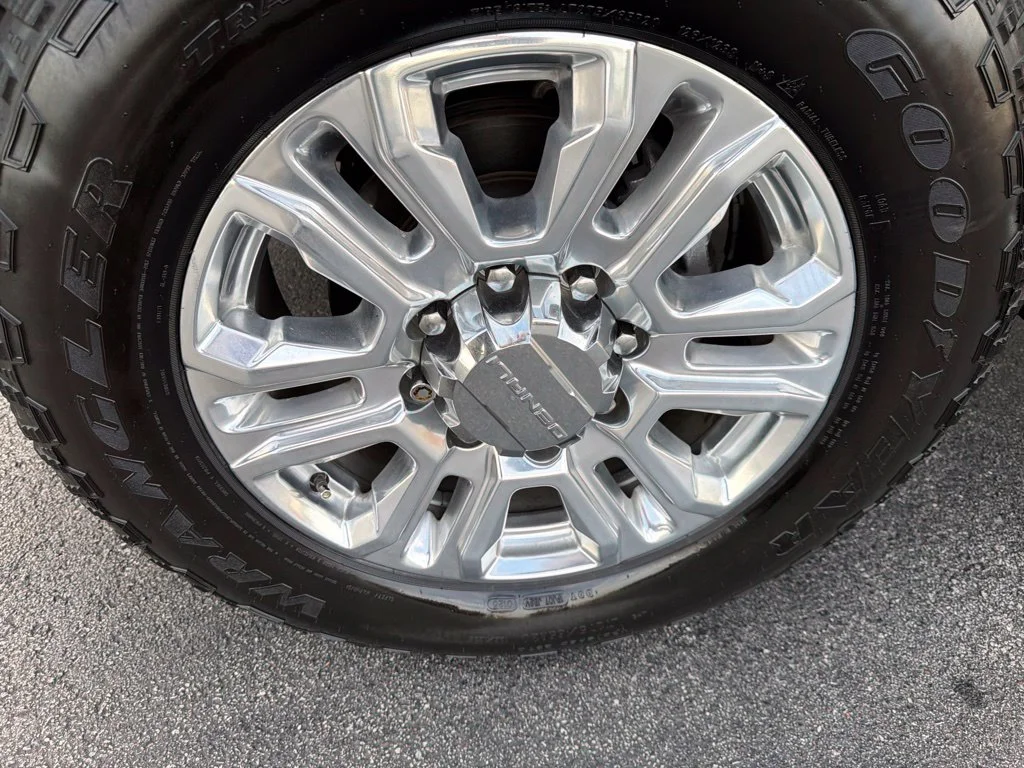 Used 2021 Hunter Green GMC Denali image 9