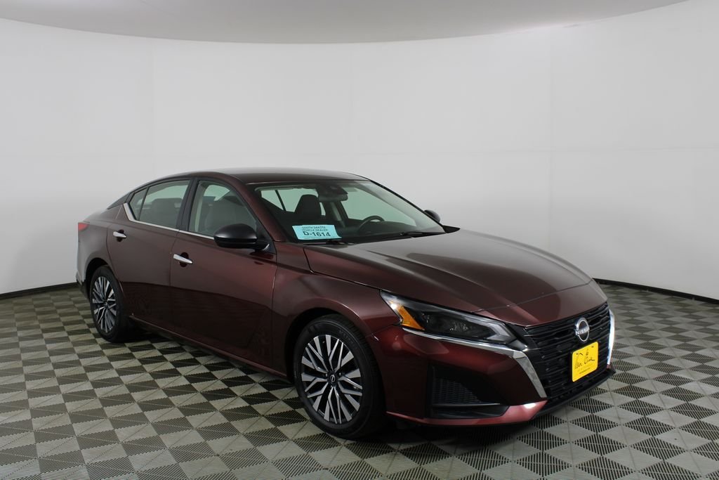 Used 2025 Red Nissan 2.5 SV image 1