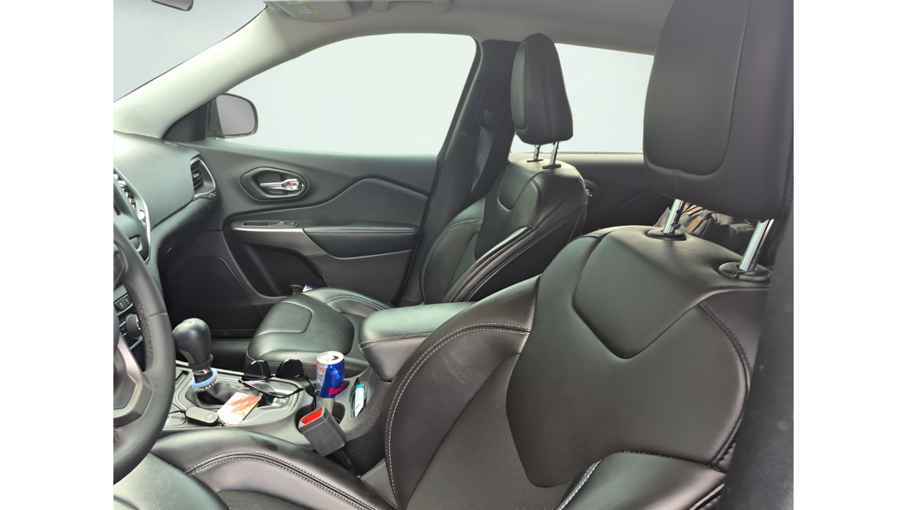 Used 2020 Velvet Jeep Latitude Plus image 12