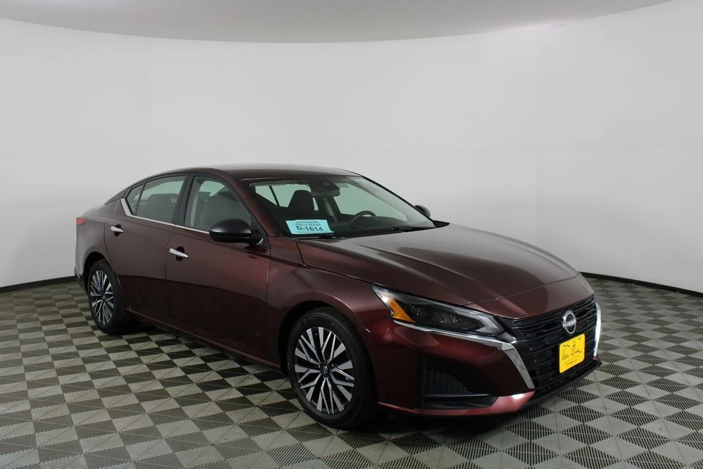 Used 2025 Red Nissan 2.5 SV image 1