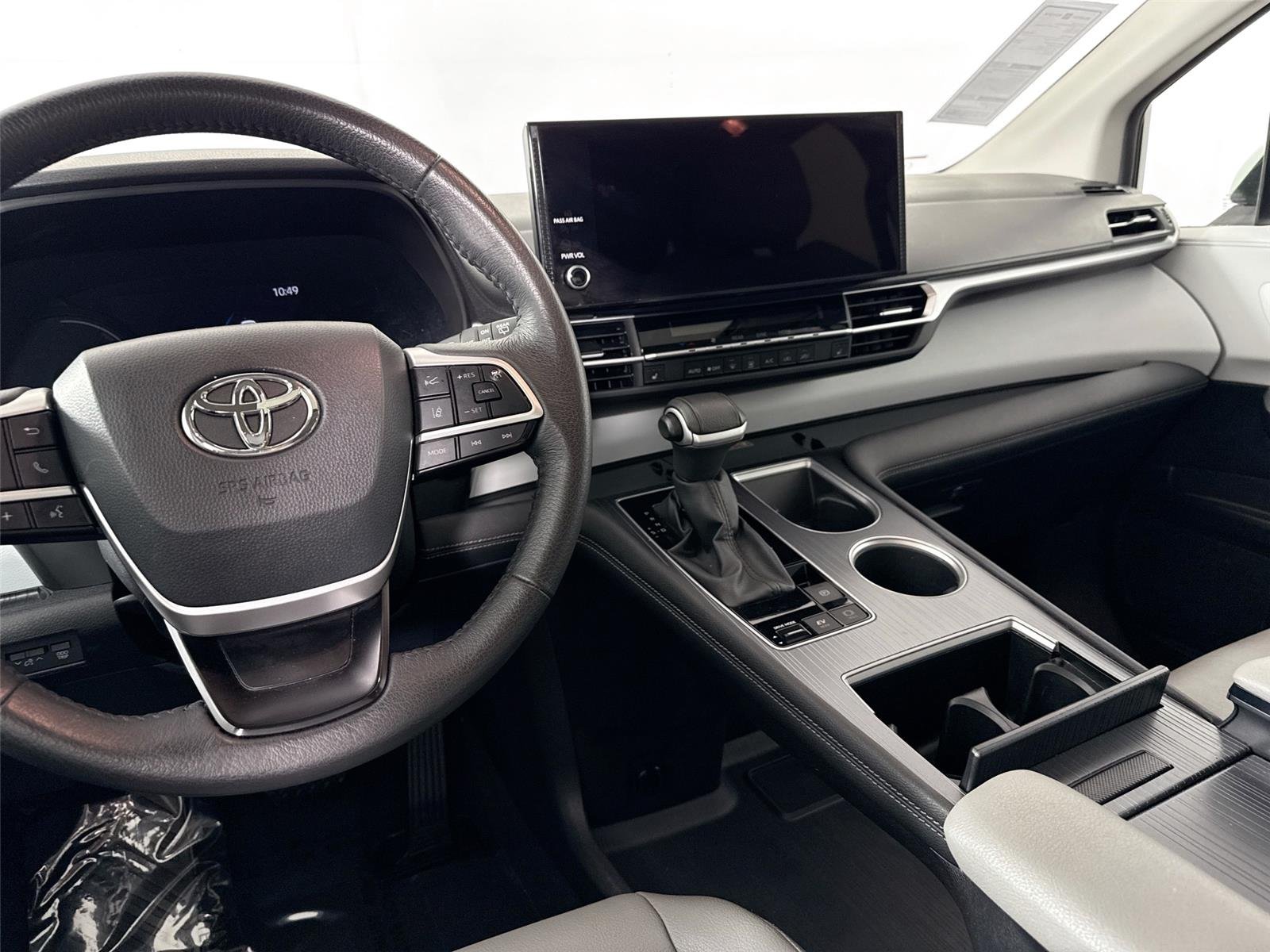 Used 2025 Wind Chill Pearl Toyota XLE 8-Passenger image 33