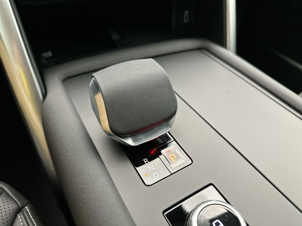 New 2026 Santorini Black Metallic Land Rover Dynamic SE image 12