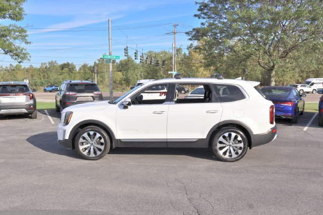 Used 2022 White Kia S image 2