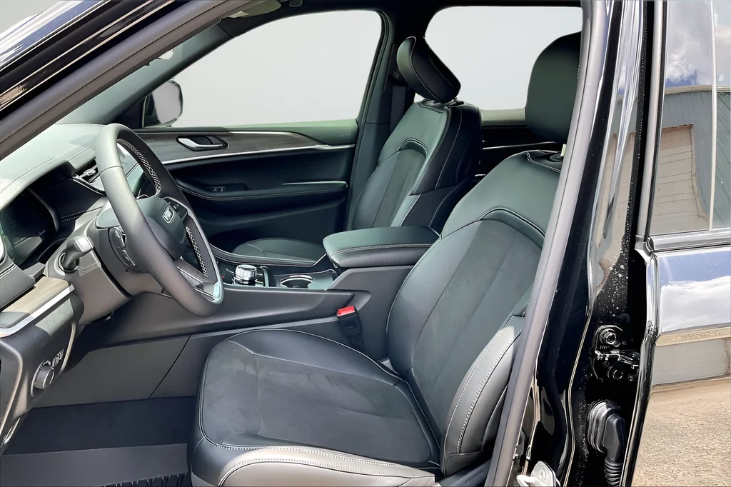New 2026 Diamond Black Crystal Pearlcoat Jeep Altitude image 10