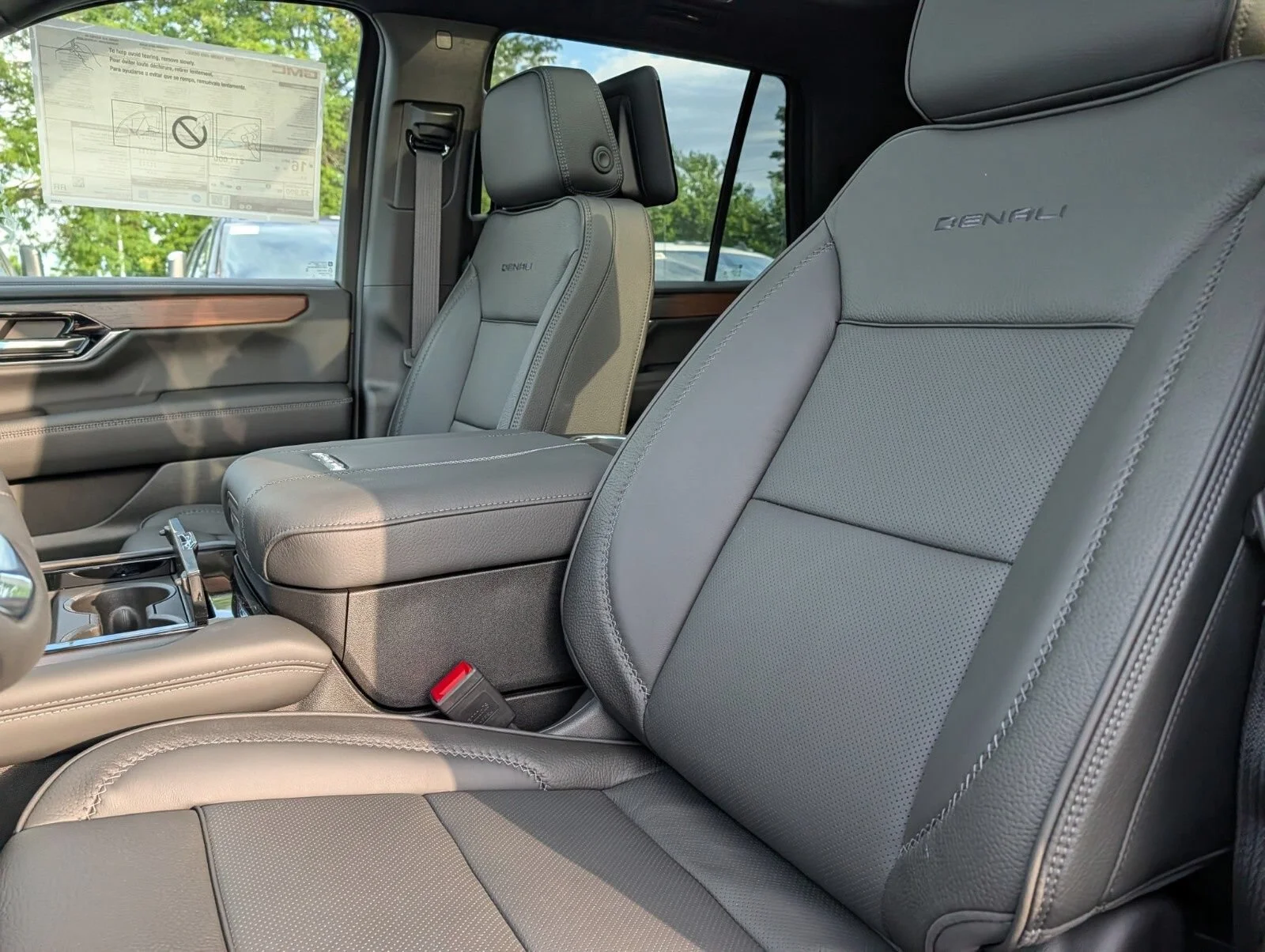 2026 GMC Yukon Denali - Photo 25