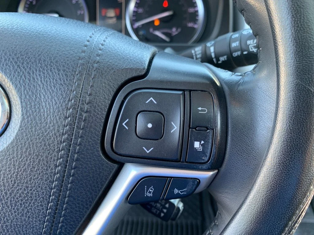 Used 2019 White Toyota XLE image 28