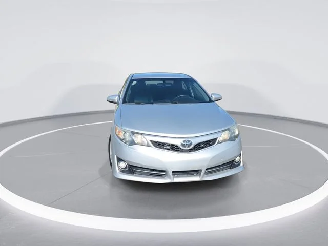 Used 2014 Silver Toyota SE image 3