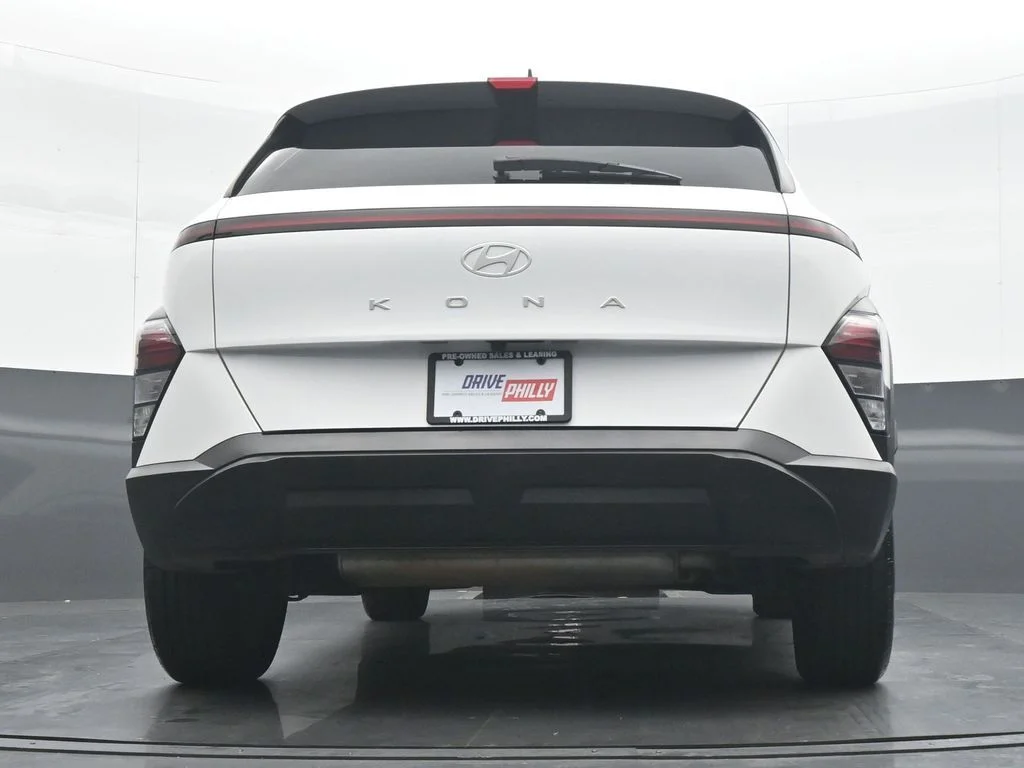 Used 2025 White Hyundai SEL image 30