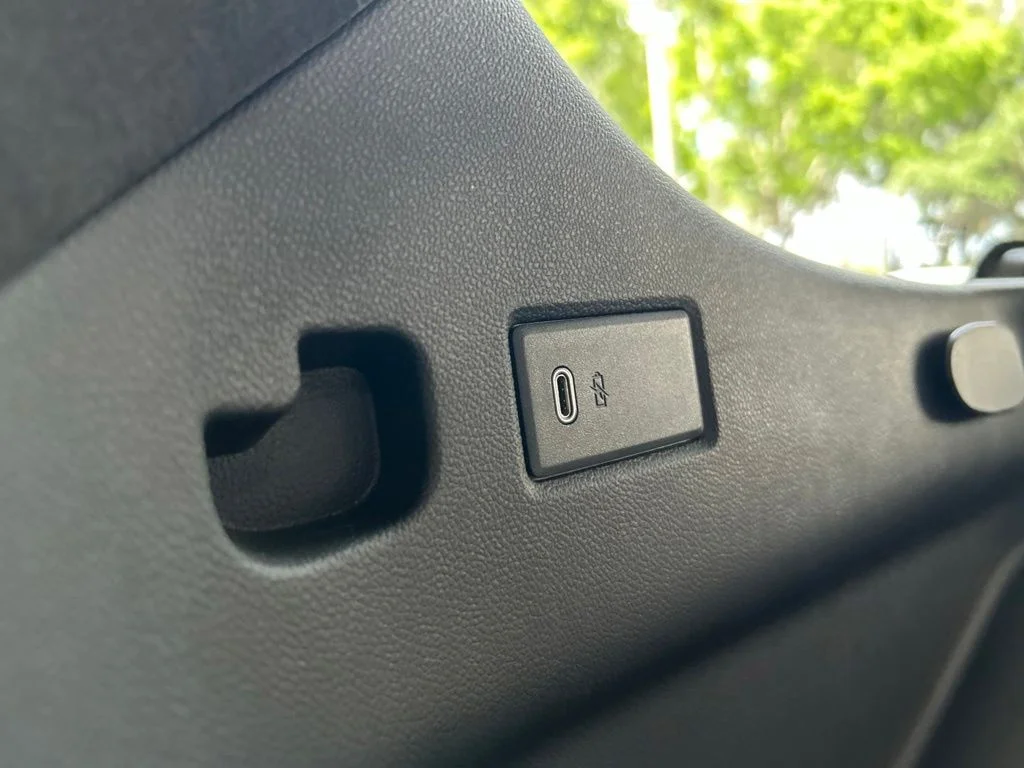 Used 2025 White Cadillac Sport Platinum image 49