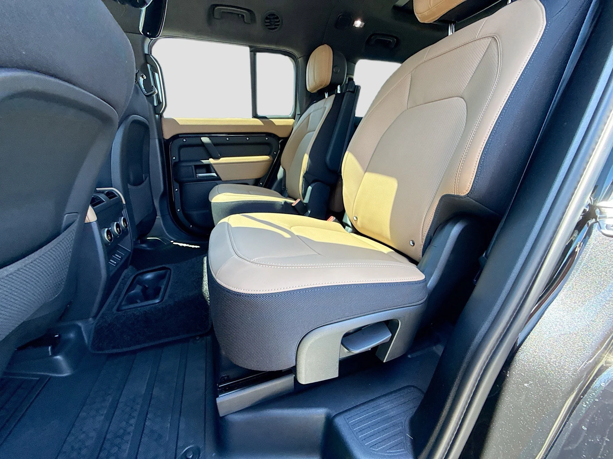 New 2026 Santorini Black Metallic Land Rover X image 20