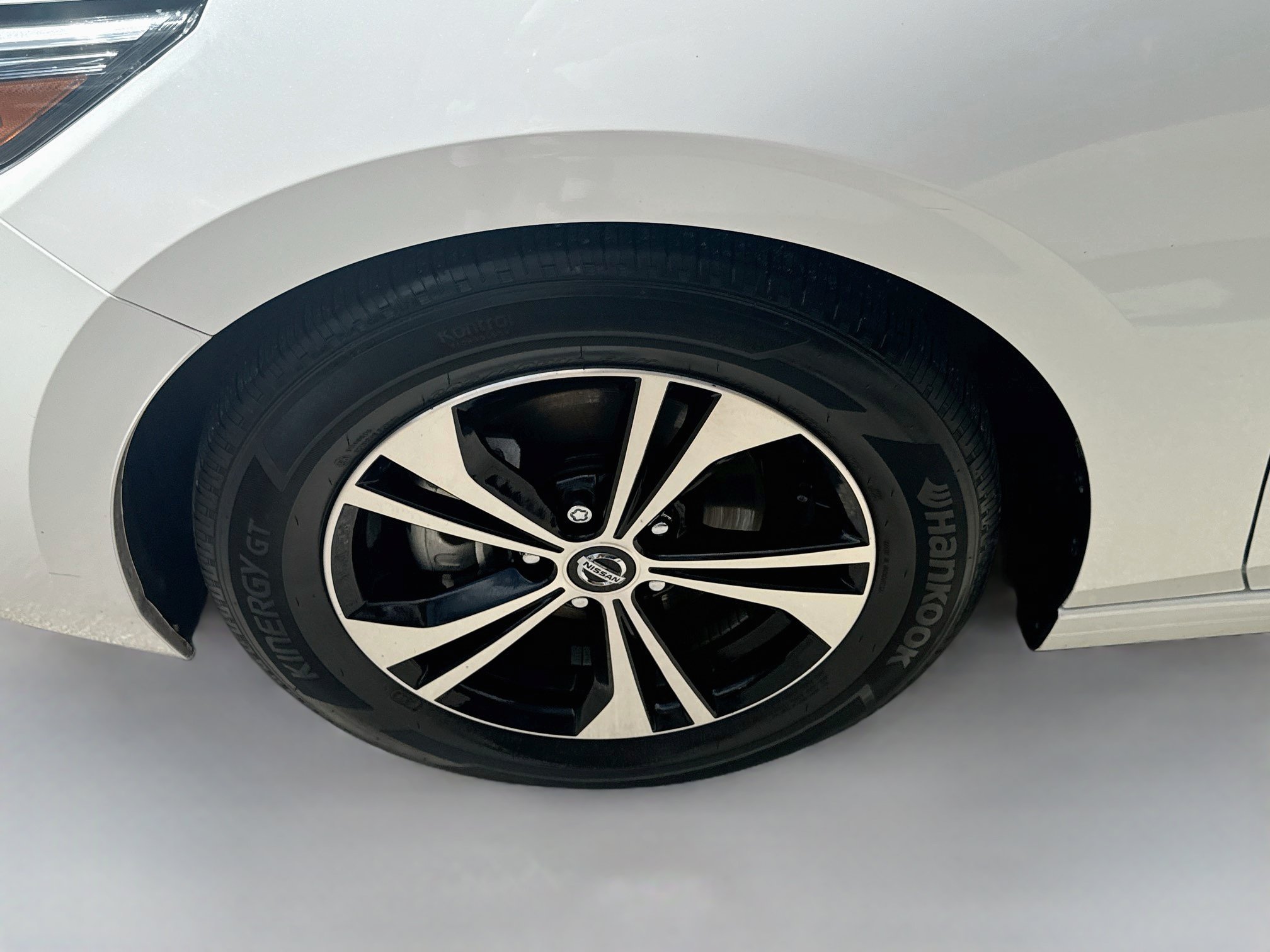 Used 2022 Aspen White TriCoat Pearl Nissan SV image 33