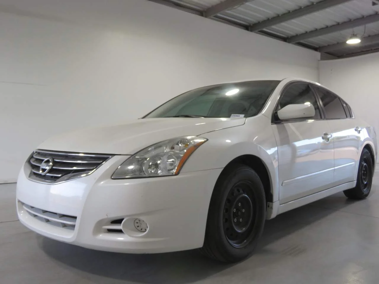 Used 2010 Winter Frost Nissan 2.5 S image 1