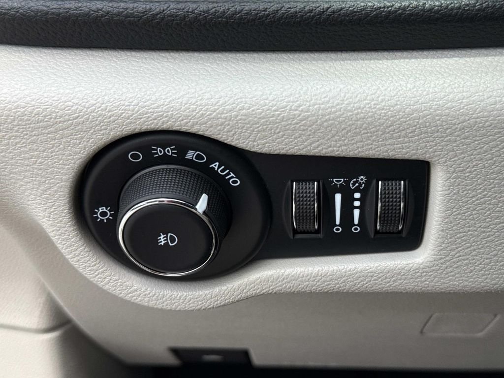 Used 2022 Red Chrysler Touring L image 44