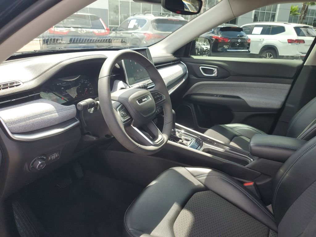 Used 2022 Black Jeep Latitude image 11