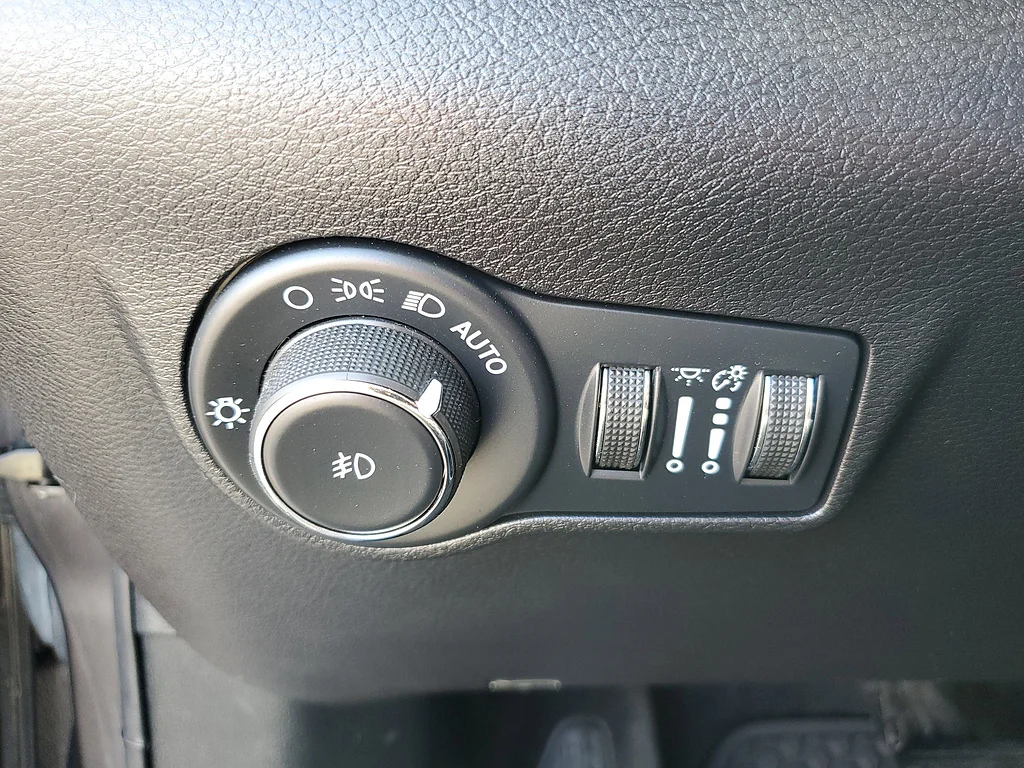 Used 2022 Granite Crystal Metallic Clear Coat Jeep Latitude image 22