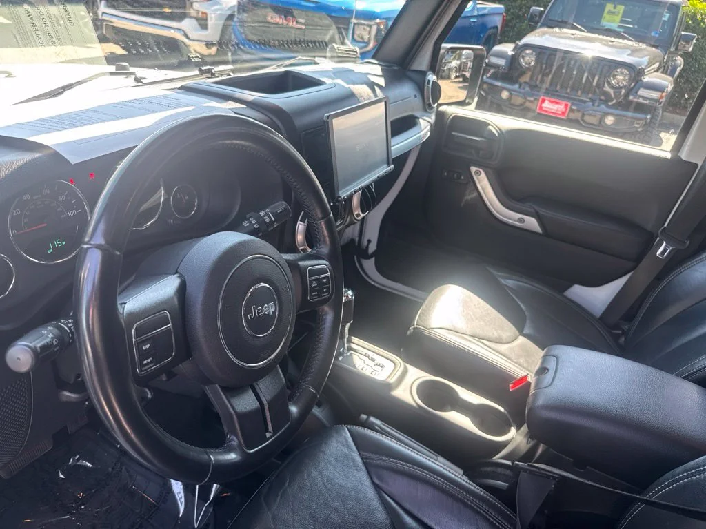 Used 2017 White Jeep Unlimited Sahara image 10