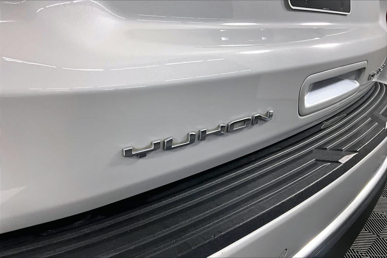 Used 2021 WHITE FROST TRICOAT GMC Denali image 30