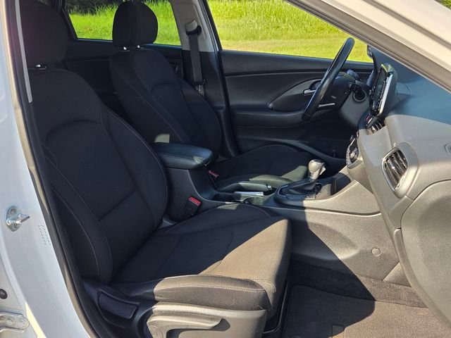 Used 2018 White Hyundai Base image 16