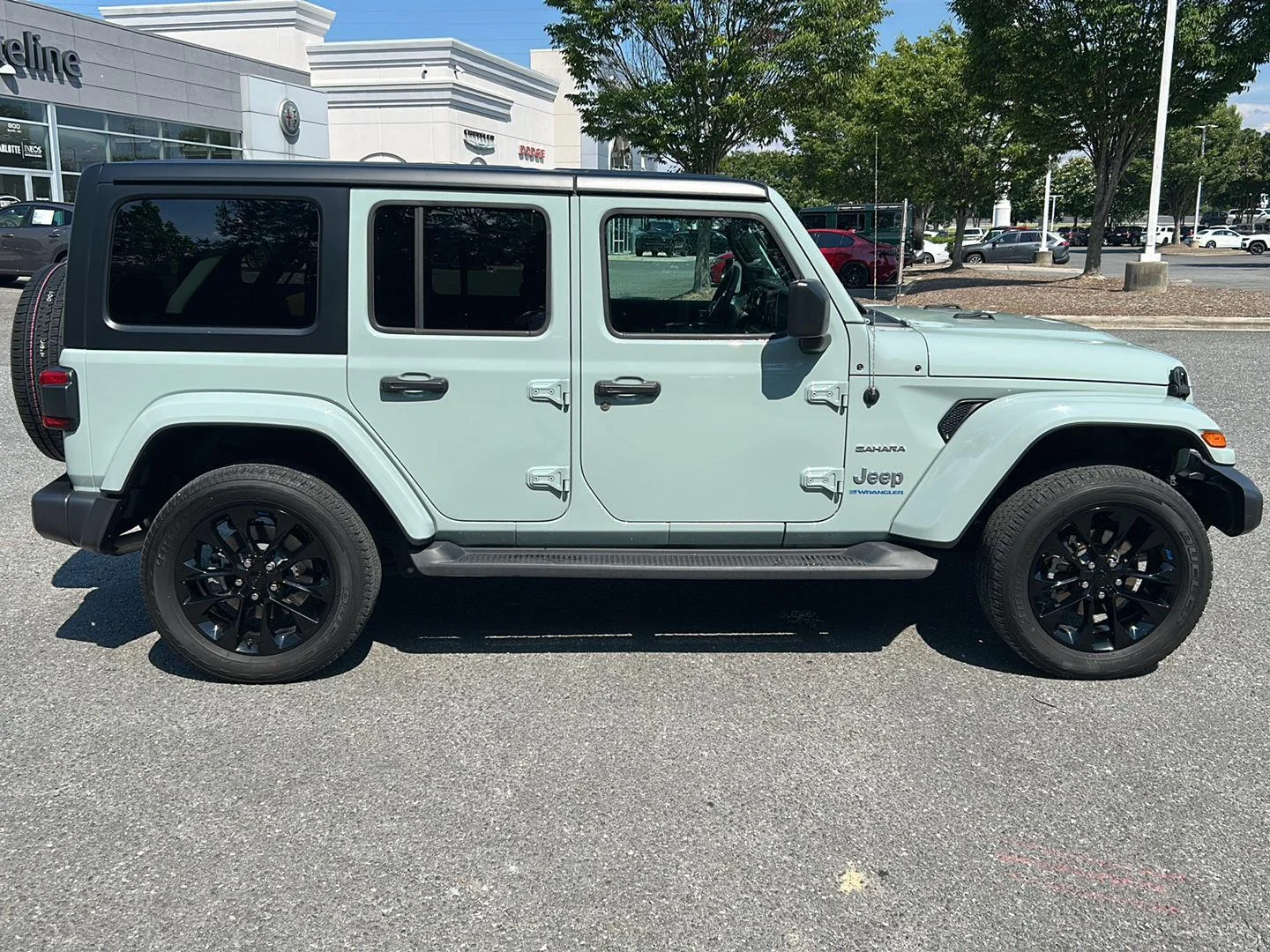 Used 2023 Earl Clearcoat Jeep Sahara image 6
