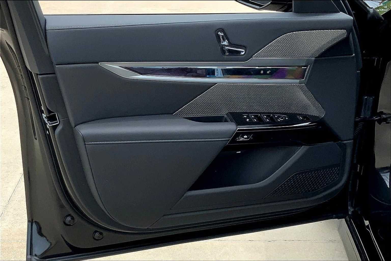 2025 BMW 7 Series 760i - Photo 10