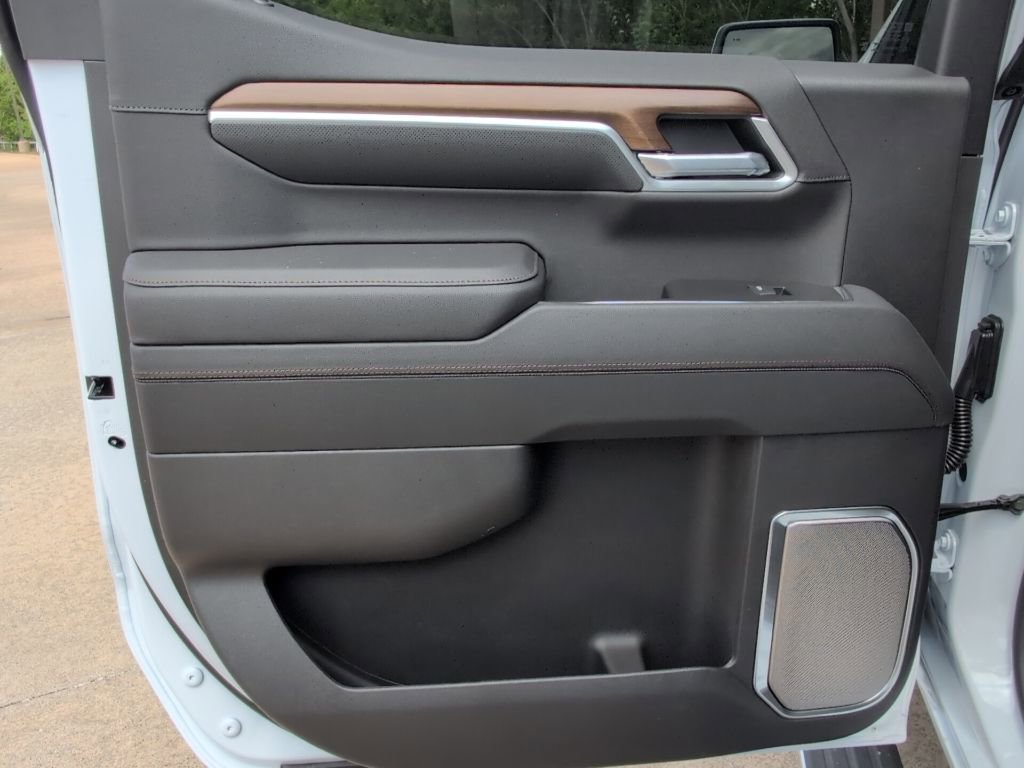 New 2026 Polar White Tricoat Chevrolet High Country image 9