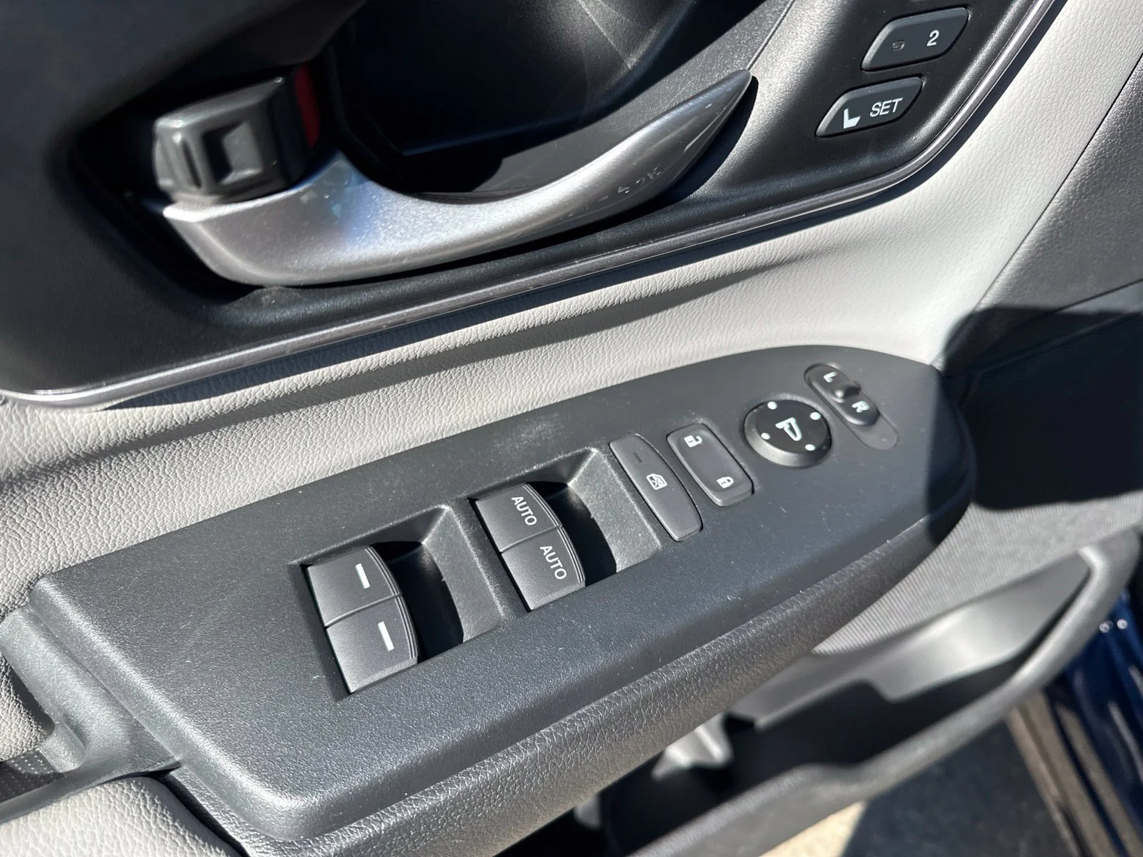 Used 2017 Blue Honda EX-L image 19