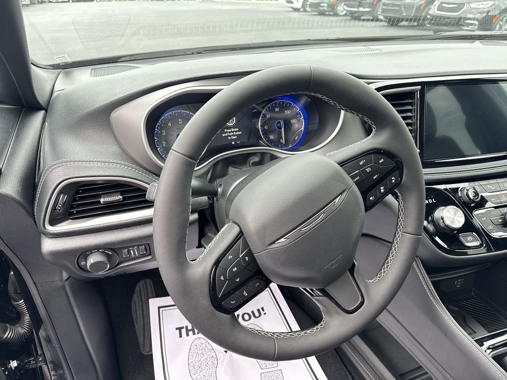 2027 Chrysler Pacifica Limited - Photo 14