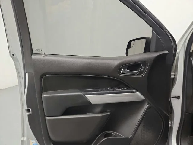 Used 2018 SILVER ICE METALLIC Chevrolet 2WD LT image 25
