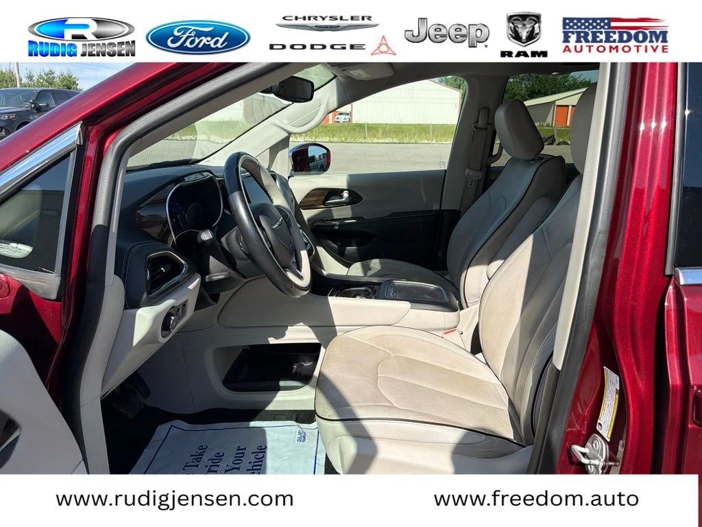 Used 2021 Red Chrysler Limited image 9