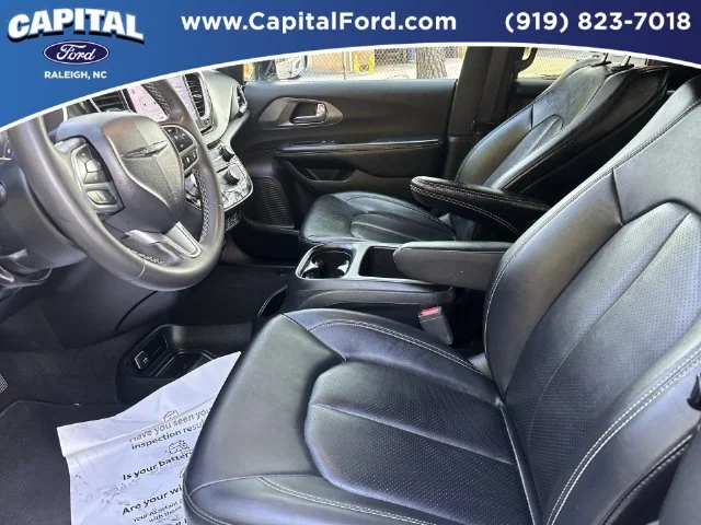 Used 2025 White Chrysler Select image 18